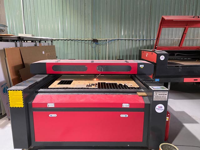 Gia công cắt laser mica công nghệ cao chính xác đến từng milimet