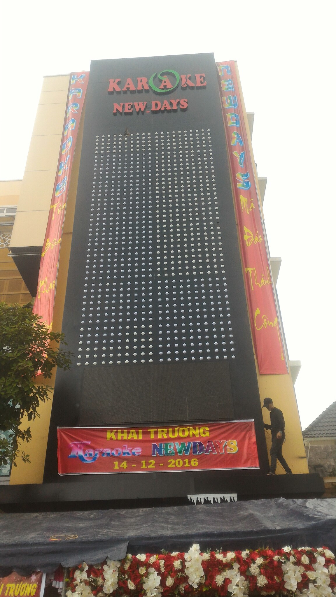 TRANG TRÍ MẶT TIỀN KARAOKE NEWDAYS DĨ AN BÌNH DƯƠNG