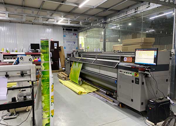 In UV cuộn trên những chất liệu nào